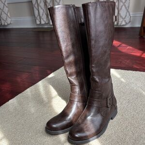 NWOT Yuu Catie Zip Up Brown Knee-High Boots Size 9.5
